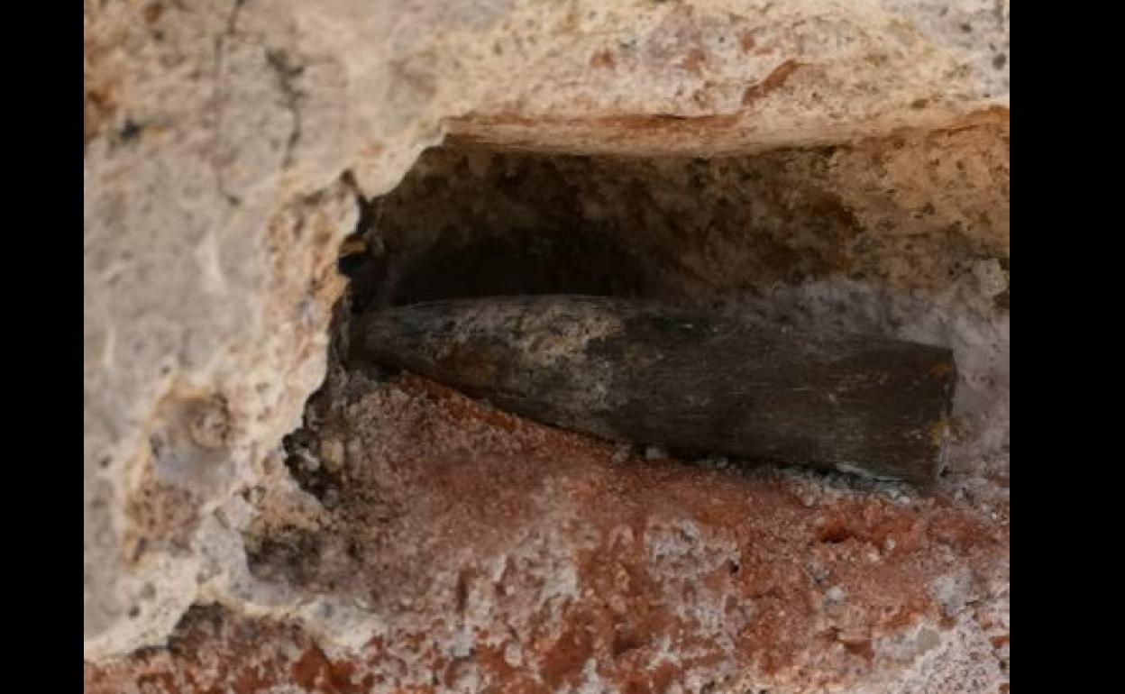 Extraen una bala de la Guerra Civil de los muros de la ermita al ser restaurada