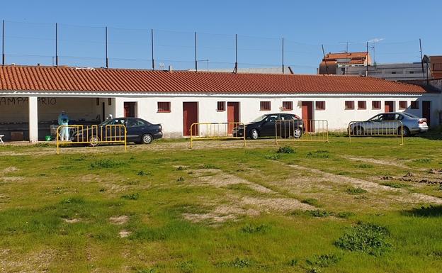 La vacunación se llevó a cabo en el antiguo campo de fútbol. 