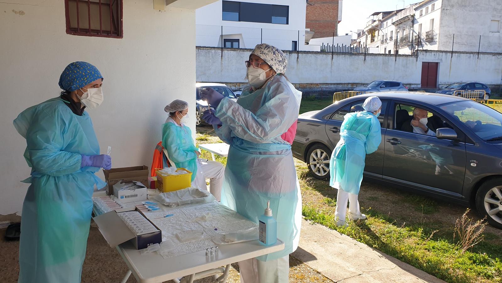 Una tanda de 66 mayores de 80 años ya han recibido la primera vacuna contra la covid. 