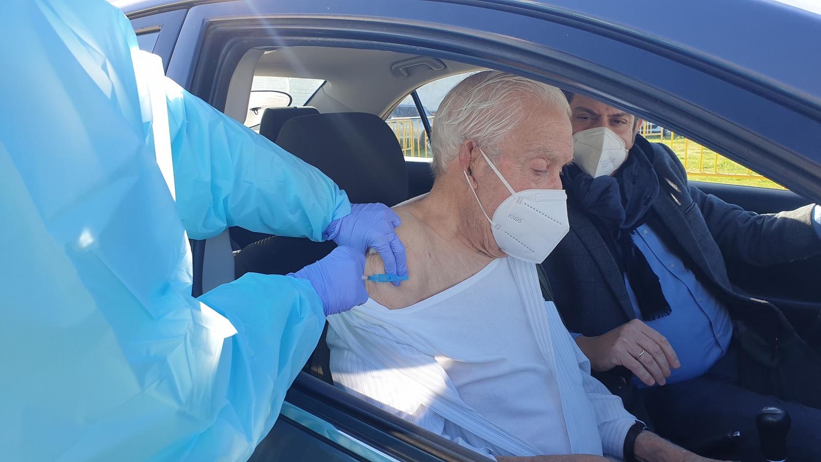 Una tanda de 66 mayores de 80 años ya han recibido la primera vacuna contra la covid. 