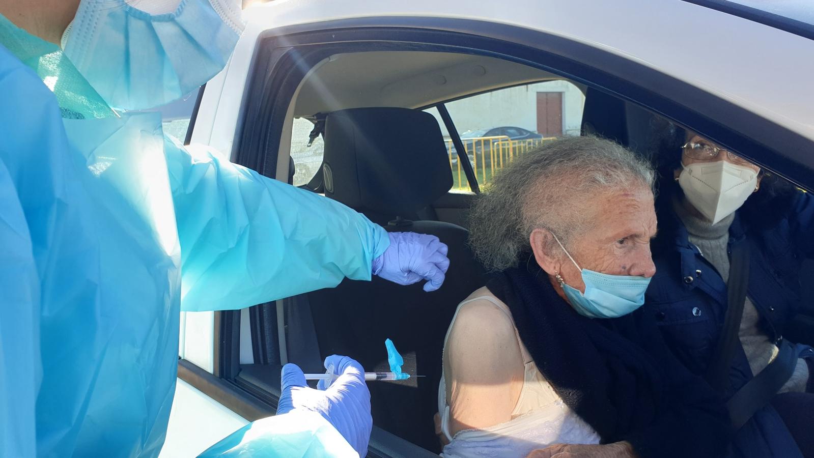 Una tanda de 66 mayores de 80 años ya han recibido la primera vacuna contra la covid. 