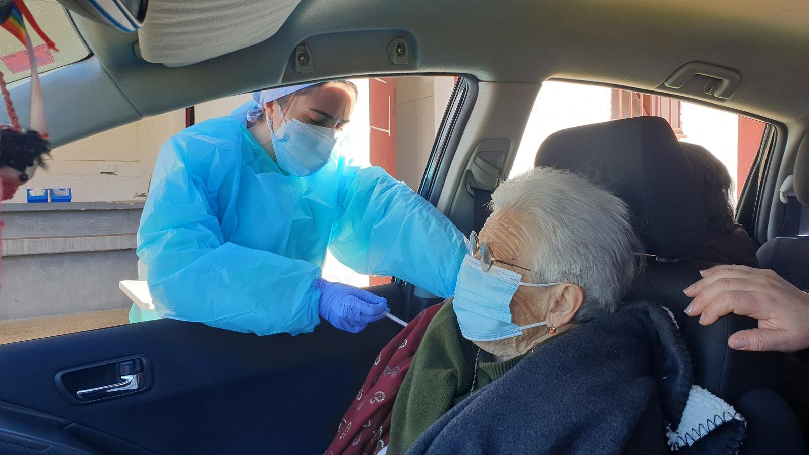 Una tanda de 66 mayores de 80 años ya han recibido la primera vacuna contra la covid. 