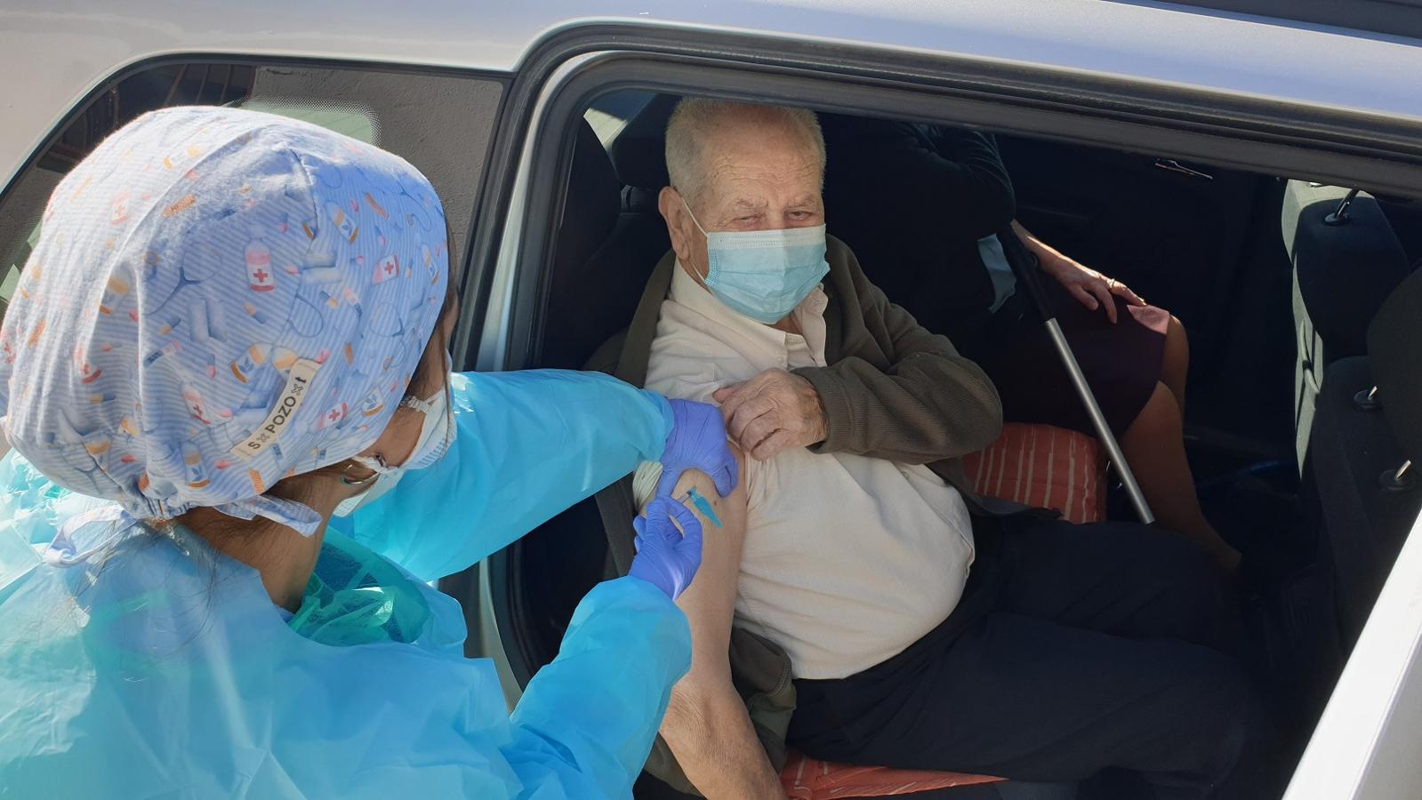 Una tanda de 66 mayores de 80 años ya han recibido la primera vacuna contra la covid. 