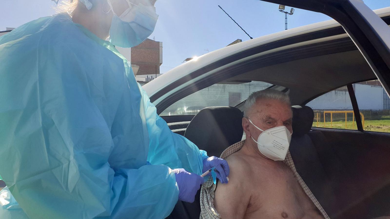 Una tanda de 66 mayores de 80 años ya han recibido la primera vacuna contra la covid. 