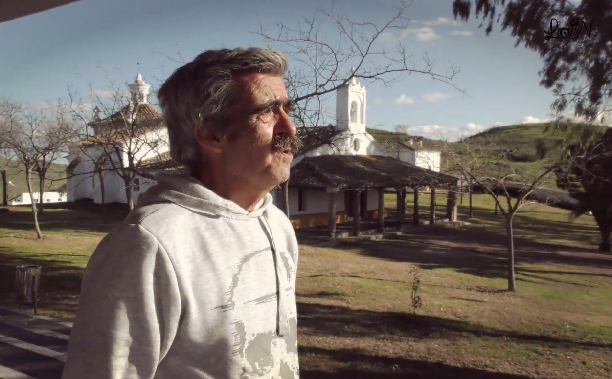 Anastasio Pajuelo canta en una sevillana la añoranza por su Romería de Piedraescrita