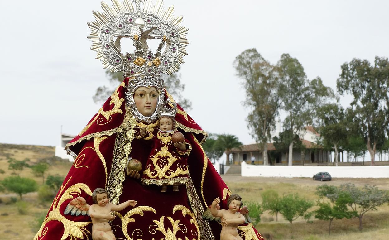 Virgen de Piedraescrita con su ermita al fondo. 