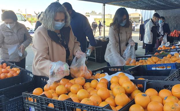 Clientas en la frutería de Jesús 