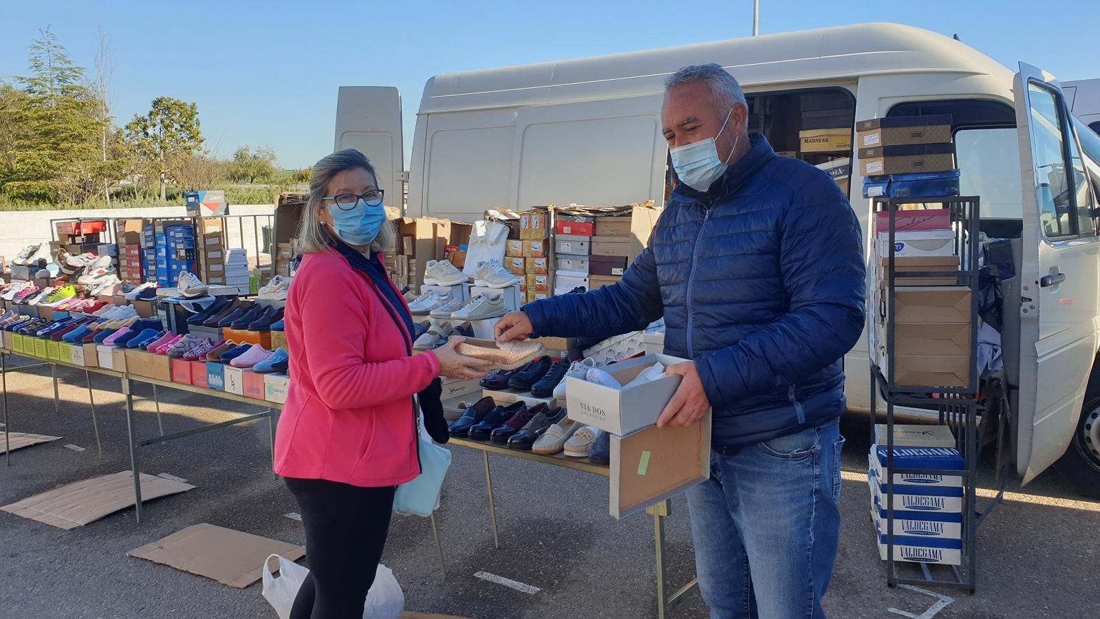 Una clienta se acerca a uno de los puestos del mercadillo. 