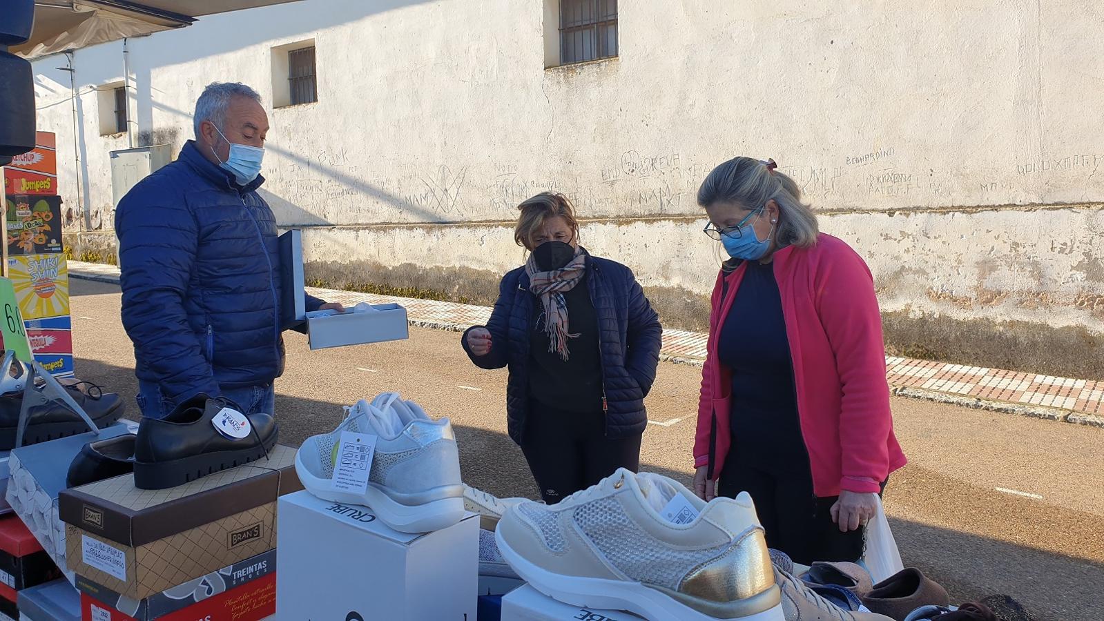 Una clienta se acerca a uno de los puestos del mercadillo. 