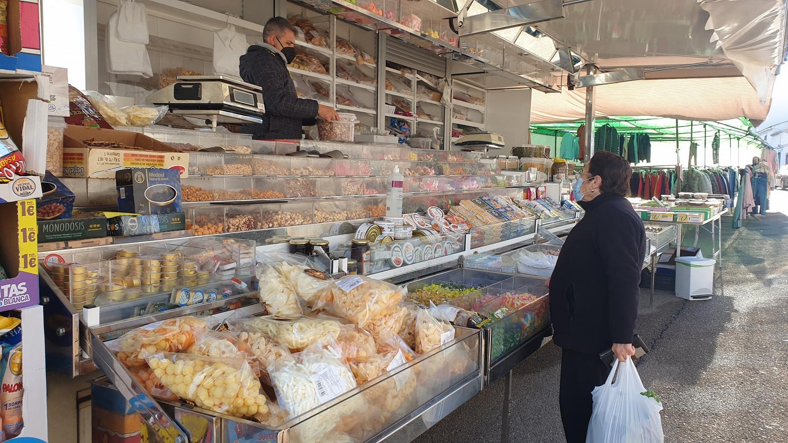 Una clienta se acerca a uno de los puestos del mercadillo. 