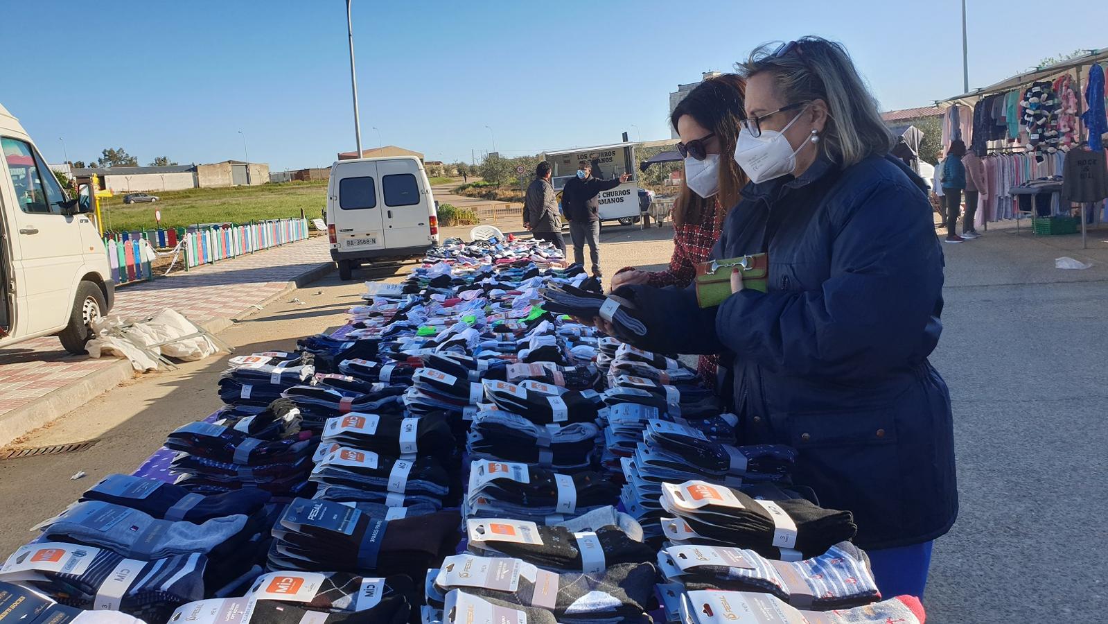 Una clienta se acerca a uno de los puestos del mercadillo. 