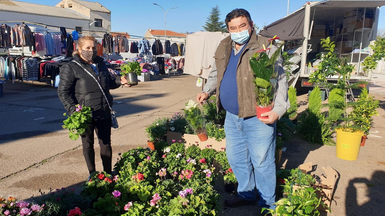 Una clienta se acerca a uno de los puestos del mercadillo. 