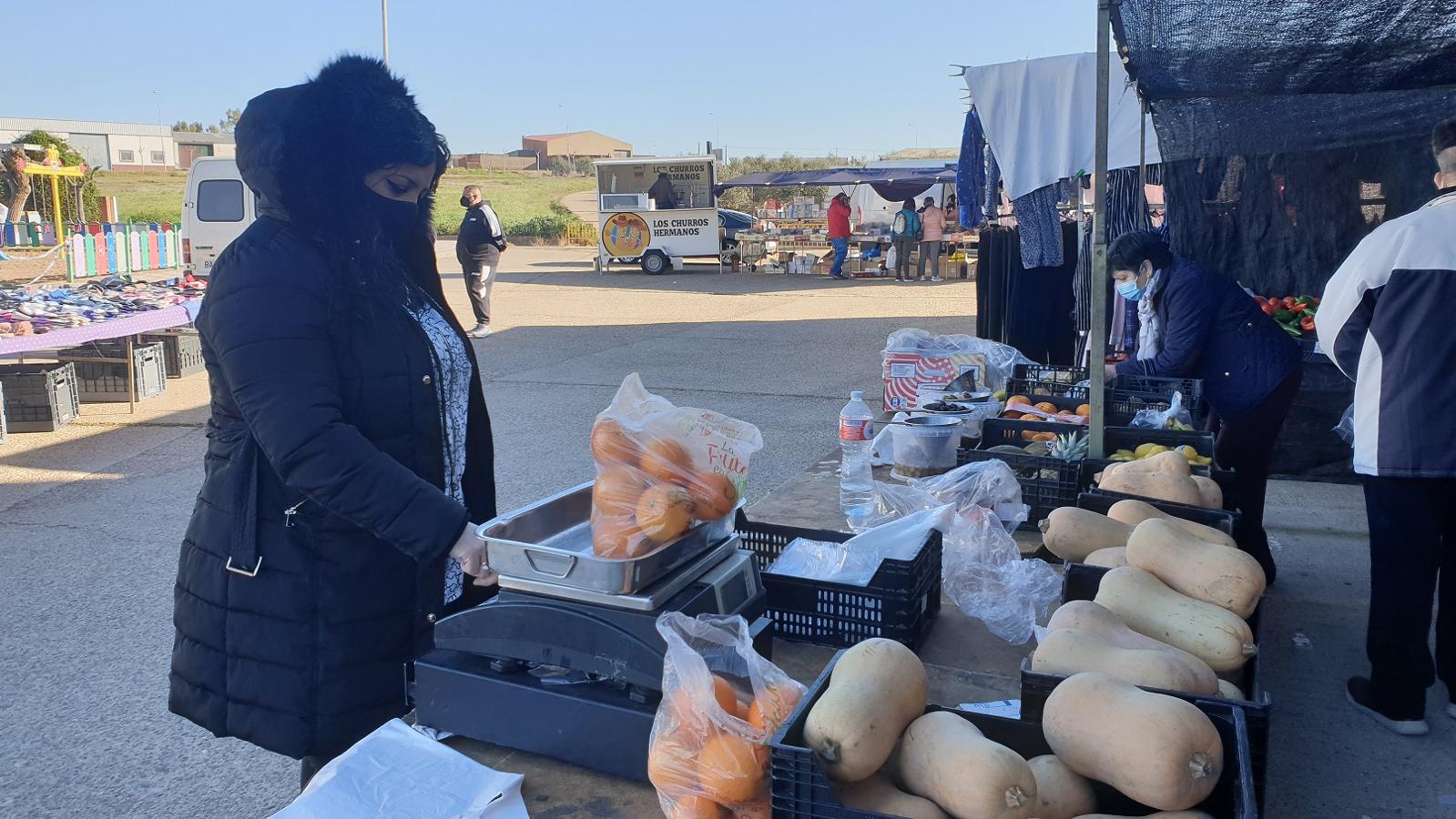 Una clienta se acerca a uno de los puestos del mercadillo. 
