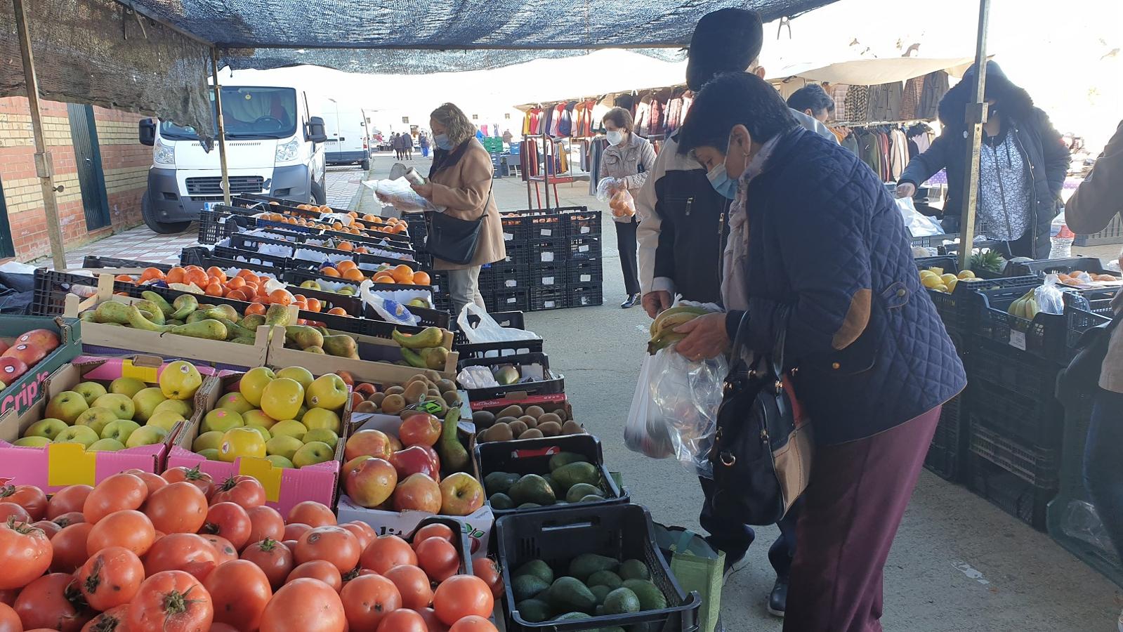Una clienta se acerca a uno de los puestos del mercadillo. 