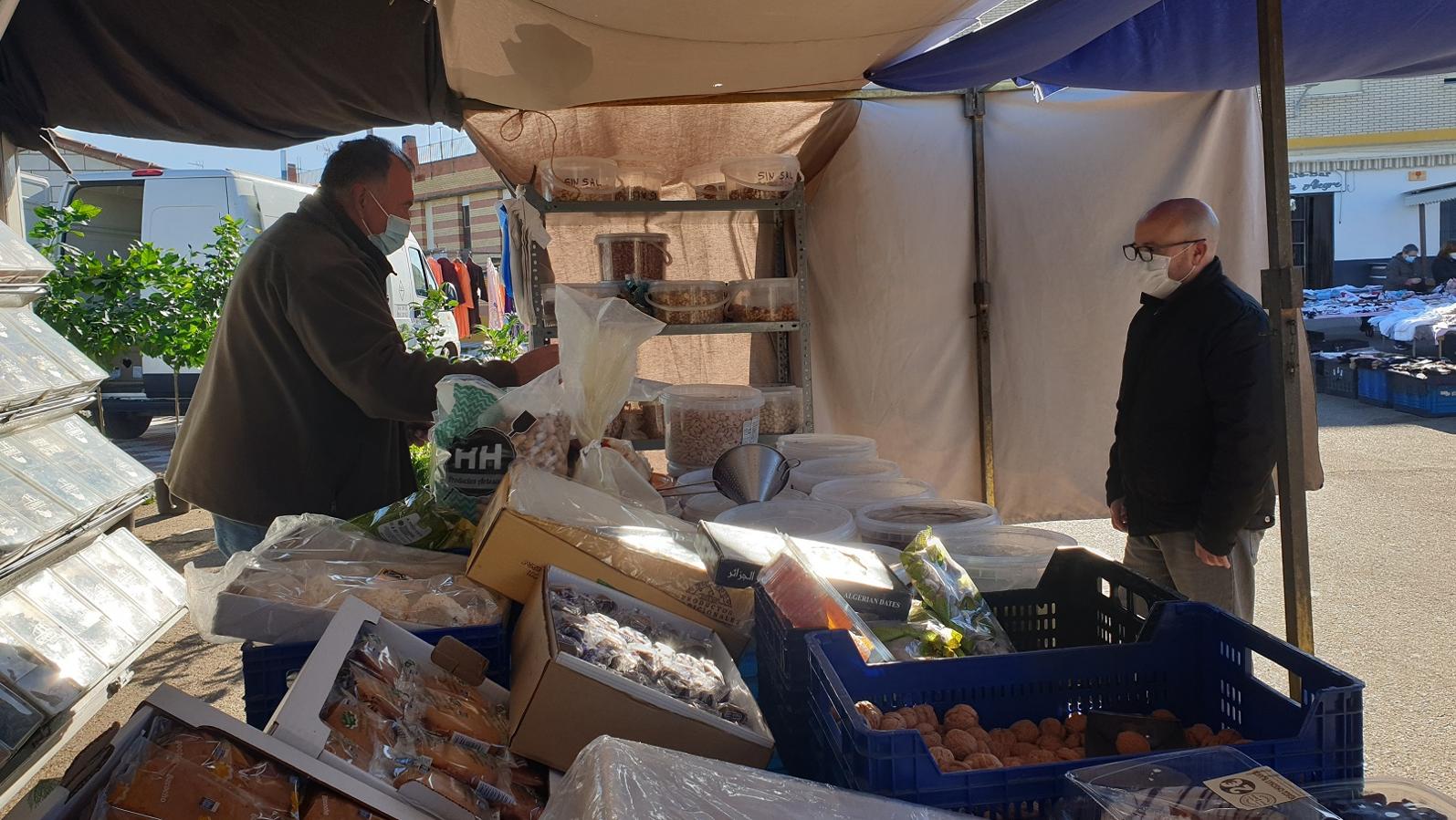 Una clienta se acerca a uno de los puestos del mercadillo. 