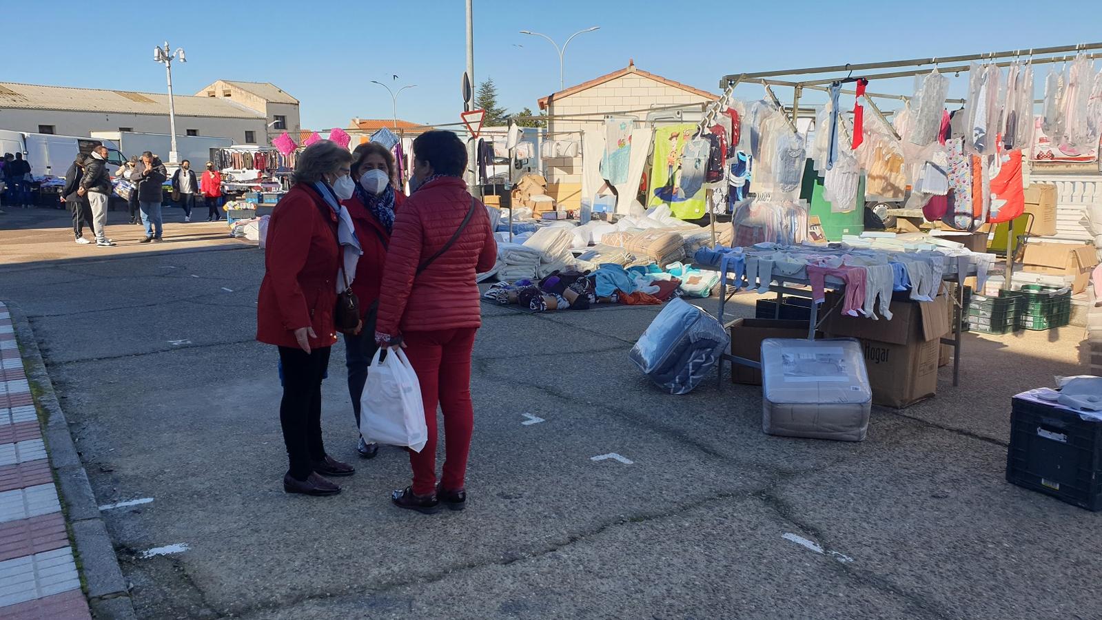 Una clienta se acerca a uno de los puestos del mercadillo. 