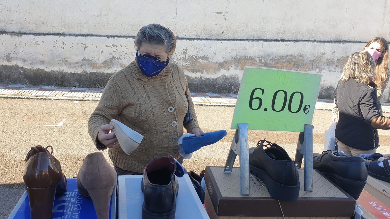 Una clienta se acerca a uno de los puestos del mercadillo. 