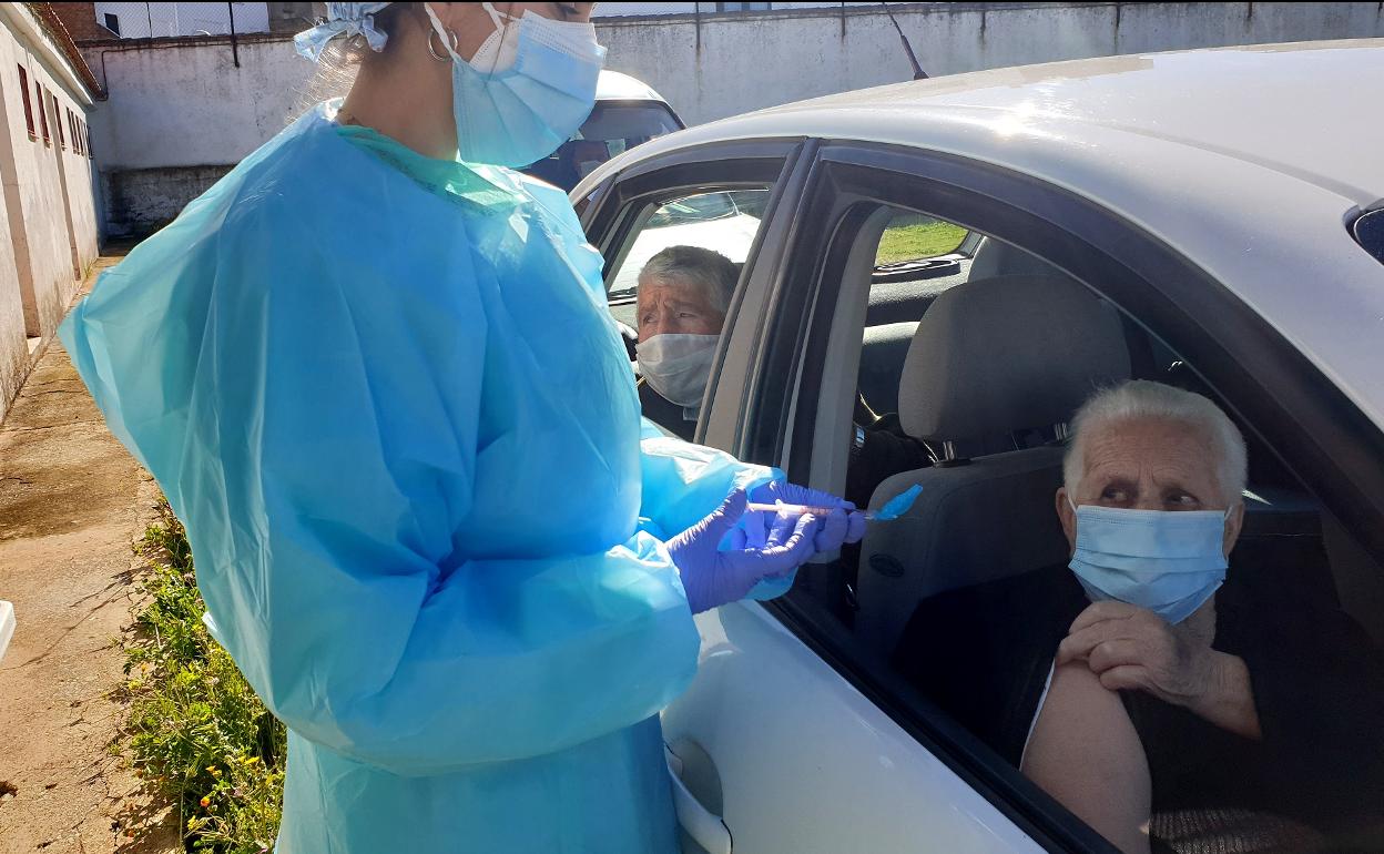 Solo once mayores de 80 años han podido vacunarse hoy contra la covid