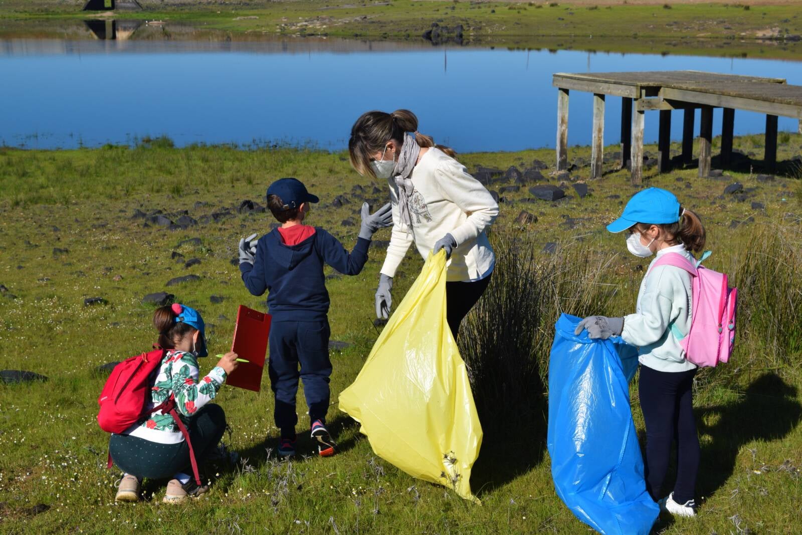 Cerca de 20 kilos de basura se recogió ayer en las inmediaciones de la presa del Paredón