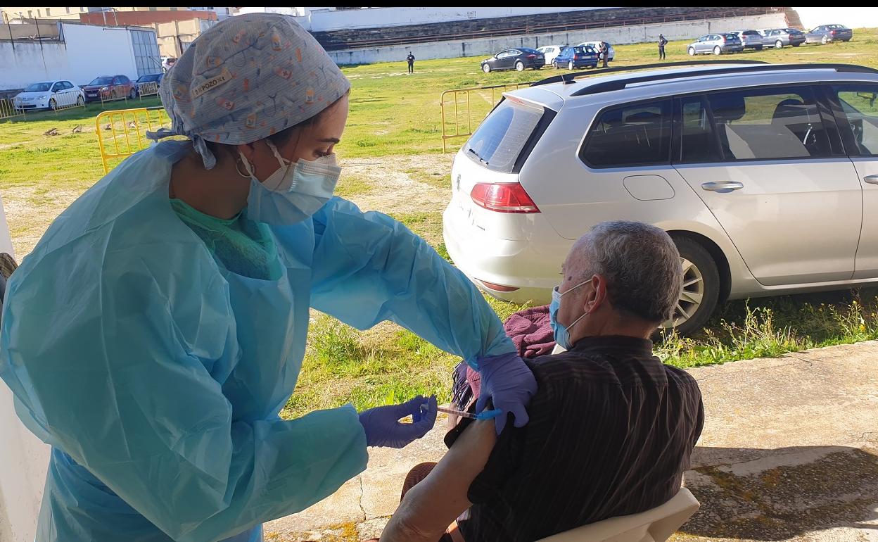 Un total de 66 mayores de 80 años recibirán mañana la segunda dosis de la vacuna anticovid