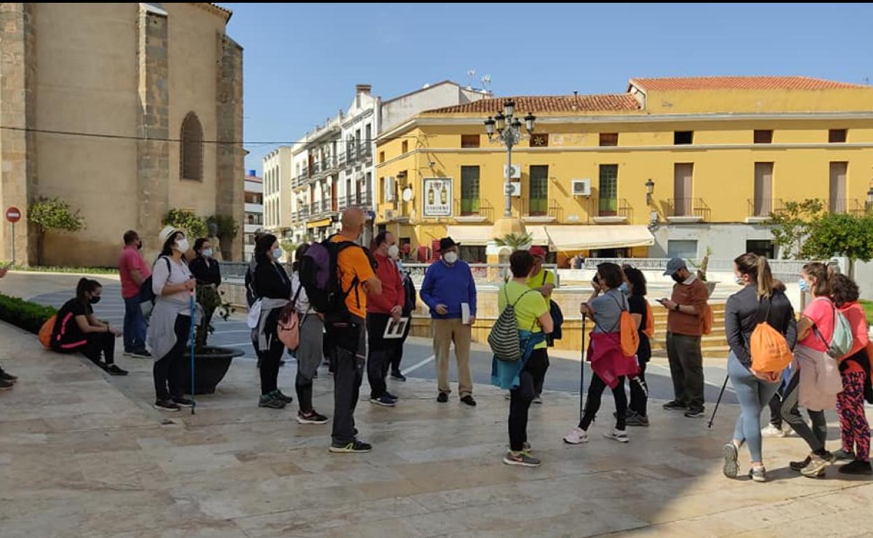 La Asociación Asbaraguzza hizo parada para visitar Campanario camino de Guadalupe.