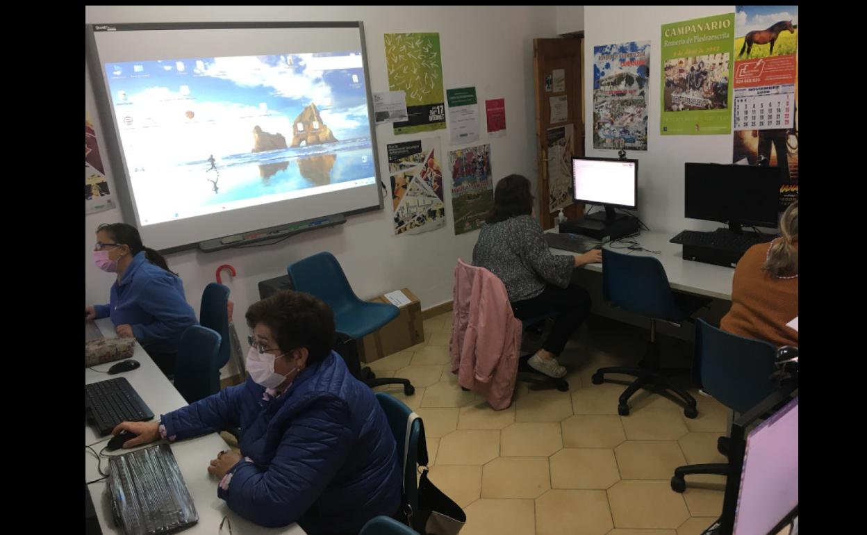Usuarios del NCC de Campanario participan en alguna de lasacciones formativas.