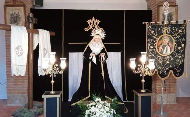 Imagen de la Virgen de la Soledad en el altar de la Parroquia.