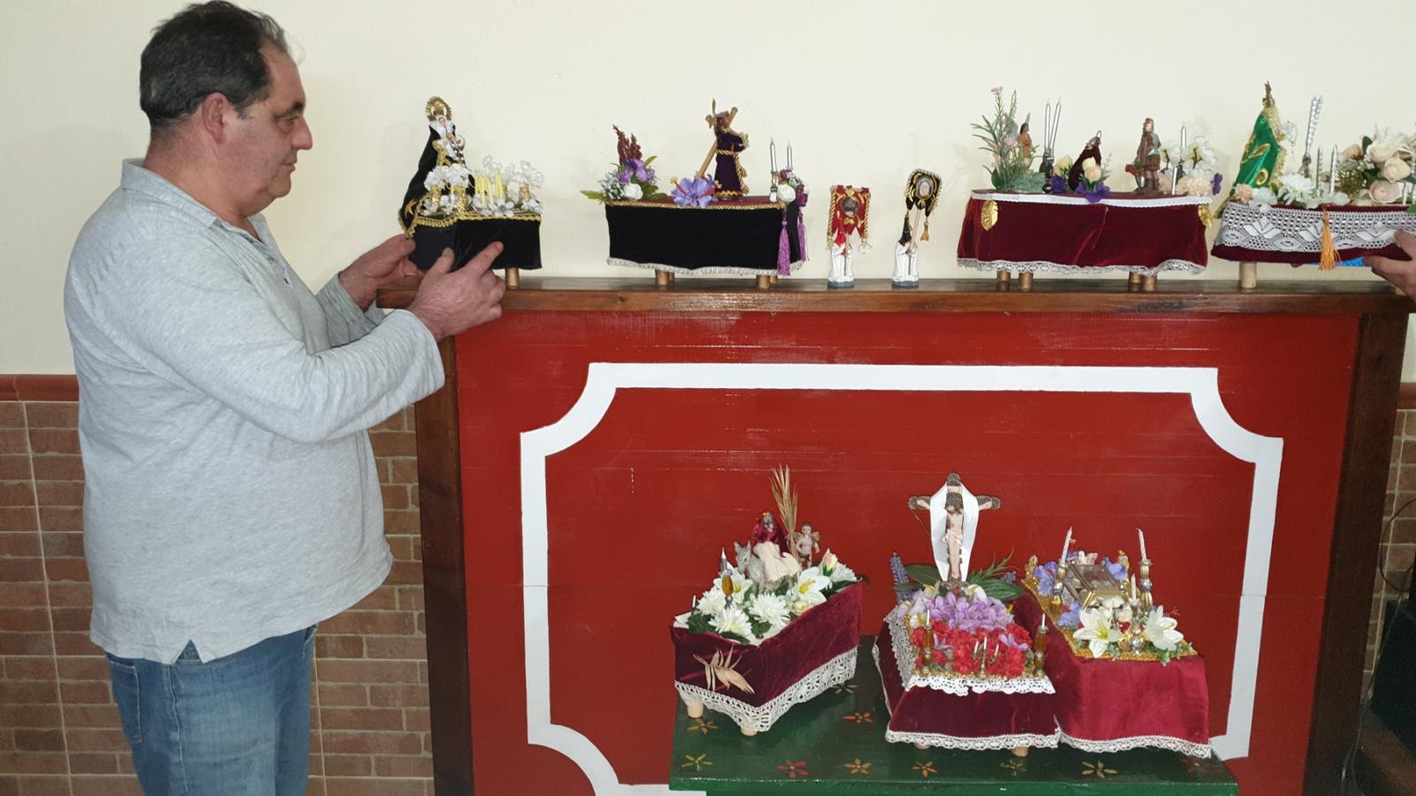 María y Kiko trabajan en la maqueta de uno de los pasos de Semana Santa. 