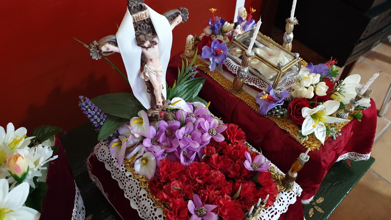 María y Kiko trabajan en la maqueta de uno de los pasos de Semana Santa. 