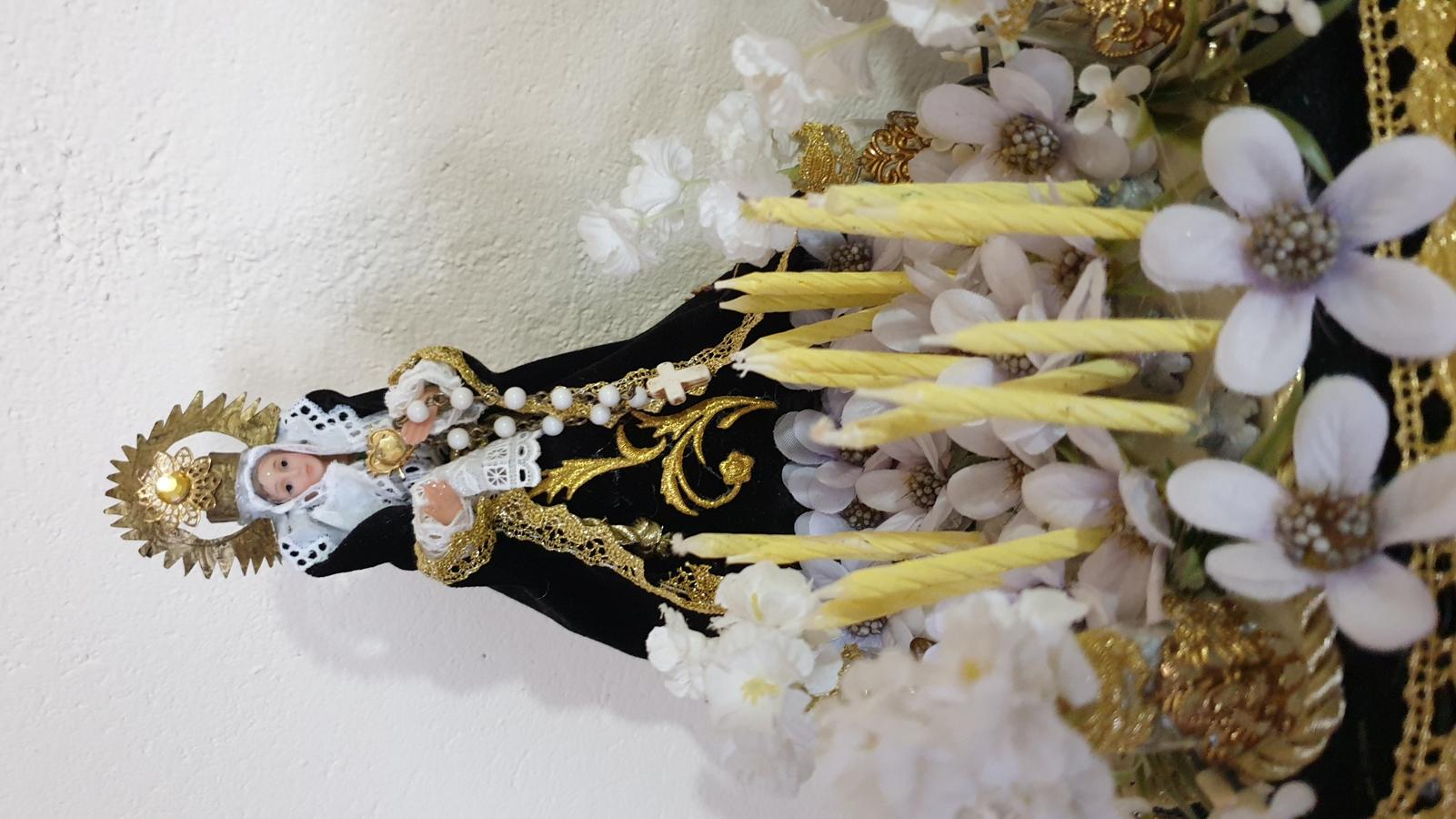 María y Kiko trabajan en la maqueta de uno de los pasos de Semana Santa. 