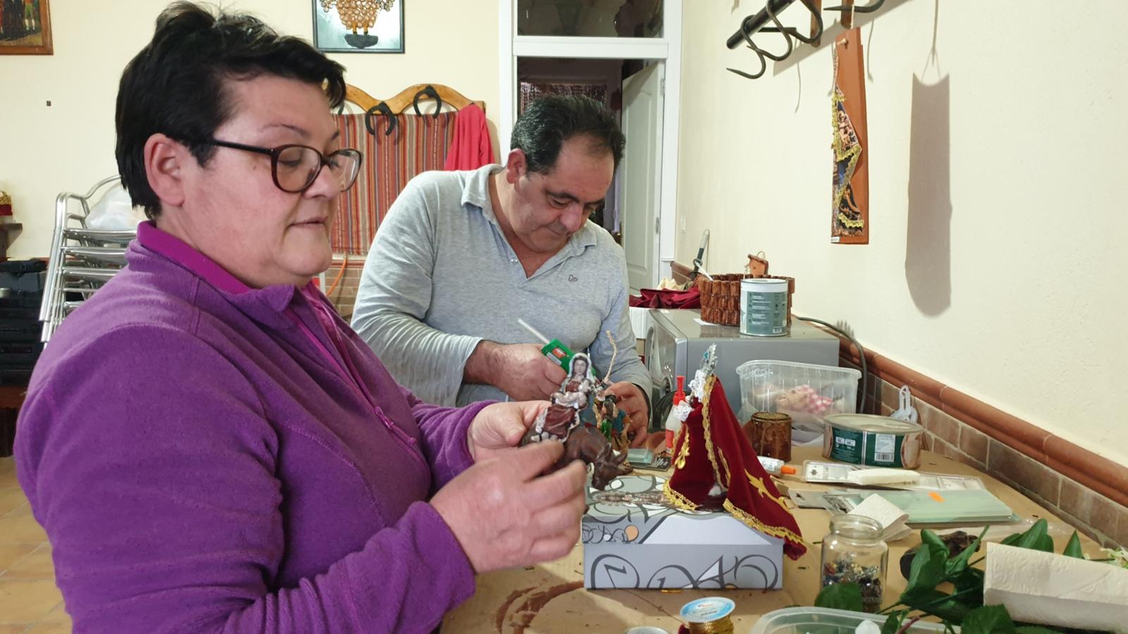 María y Kiko trabajan en la maqueta de uno de los pasos de Semana Santa. 