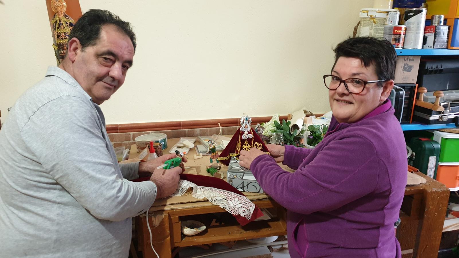 María y Kiko trabajan en la maqueta de uno de los pasos de Semana Santa. 