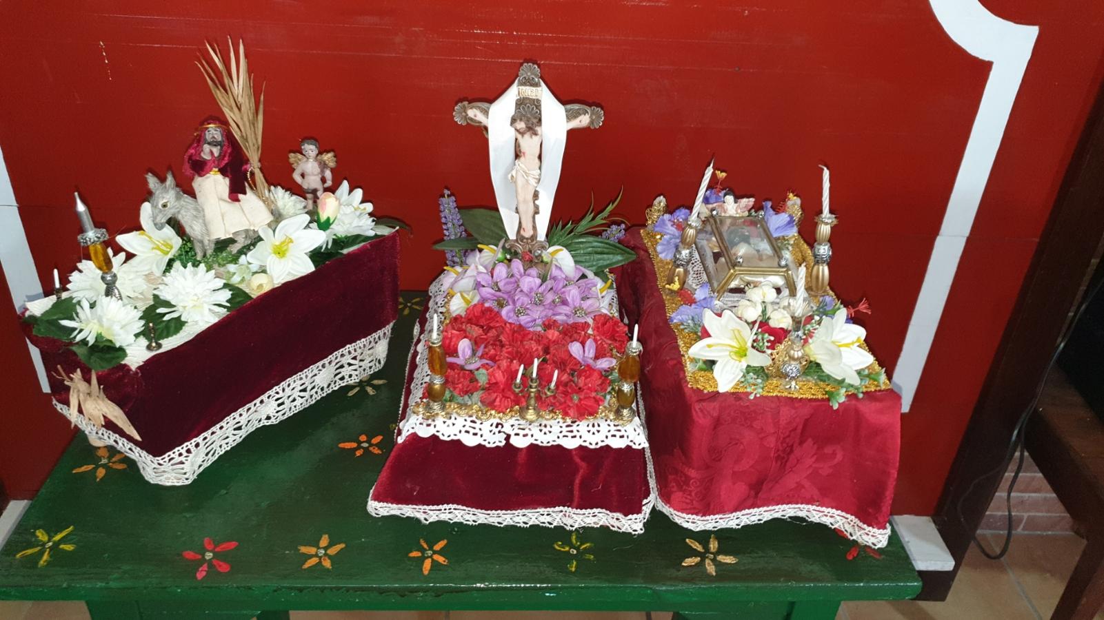 María y Kiko trabajan en la maqueta de uno de los pasos de Semana Santa. 