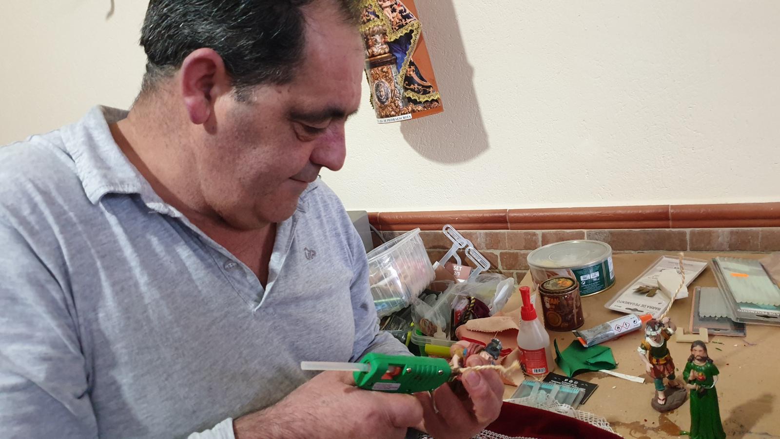 María y Kiko trabajan en la maqueta de uno de los pasos de Semana Santa. 