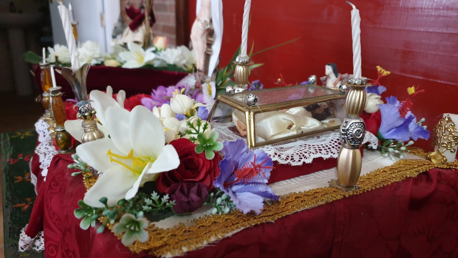María y Kiko trabajan en la maqueta de uno de los pasos de Semana Santa. 