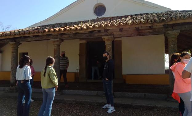 Espera a las puertas de la ermita. 