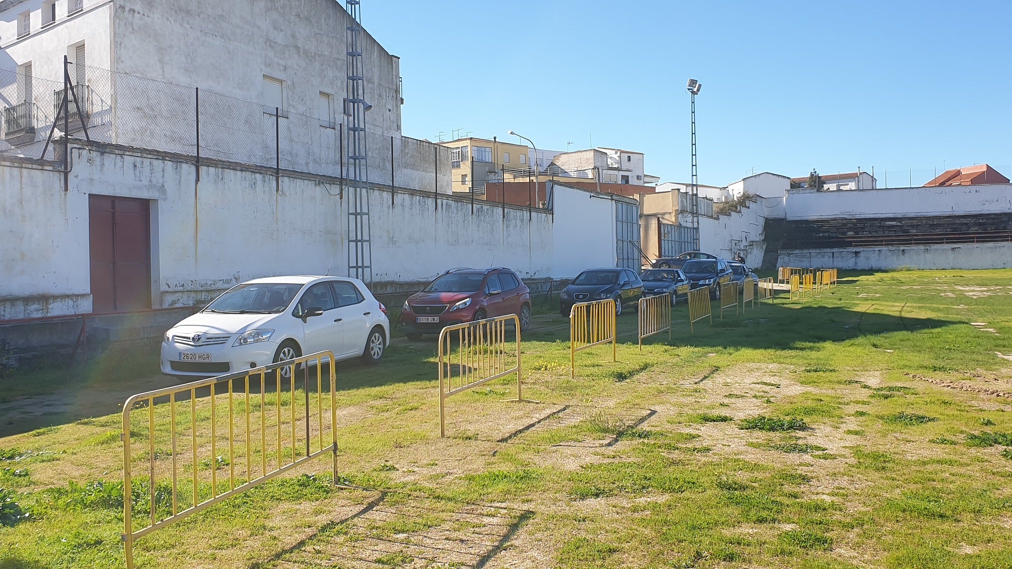 Filas de coches en el antiguo campo de fútbol de Campanario. 