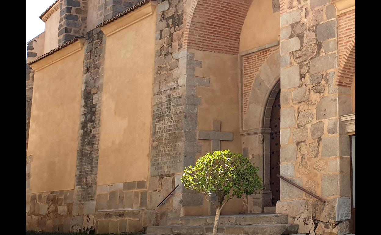 Familiares de los mencionados en las inscripciones de la iglesia, considerados vestigios franquistas, piden llegar a un consenso