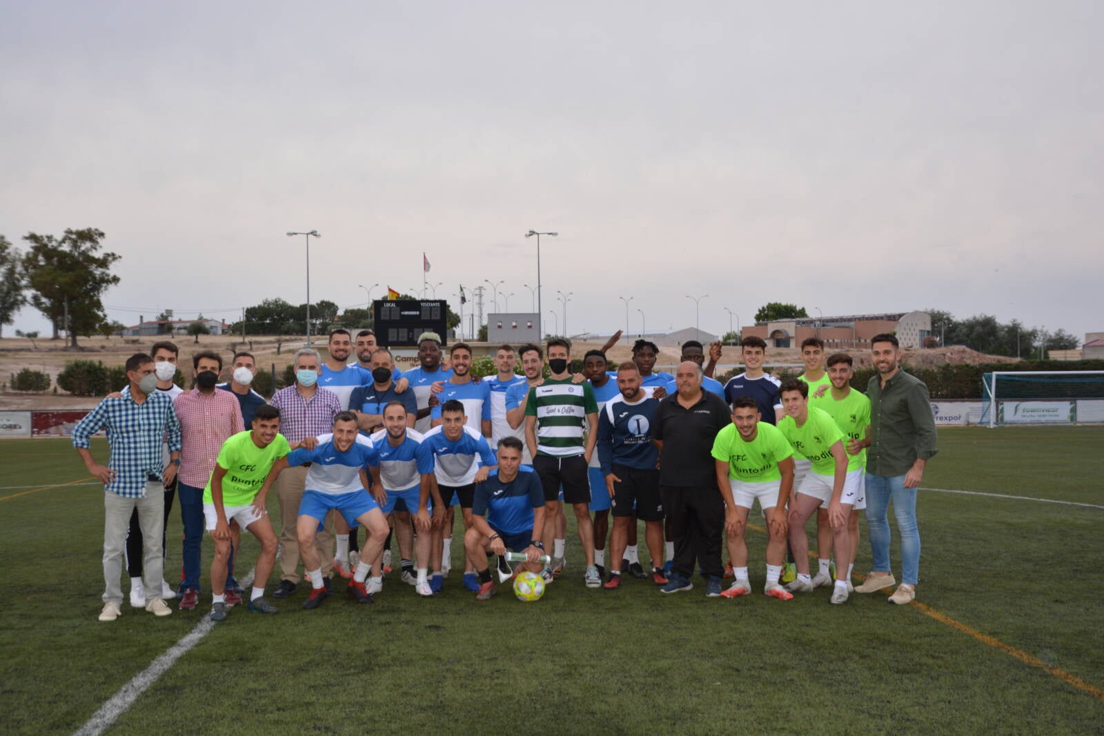 Jugadores, directiva y cuerpo técnico del Campa con el Alcalde y el concejal de Cultura. 