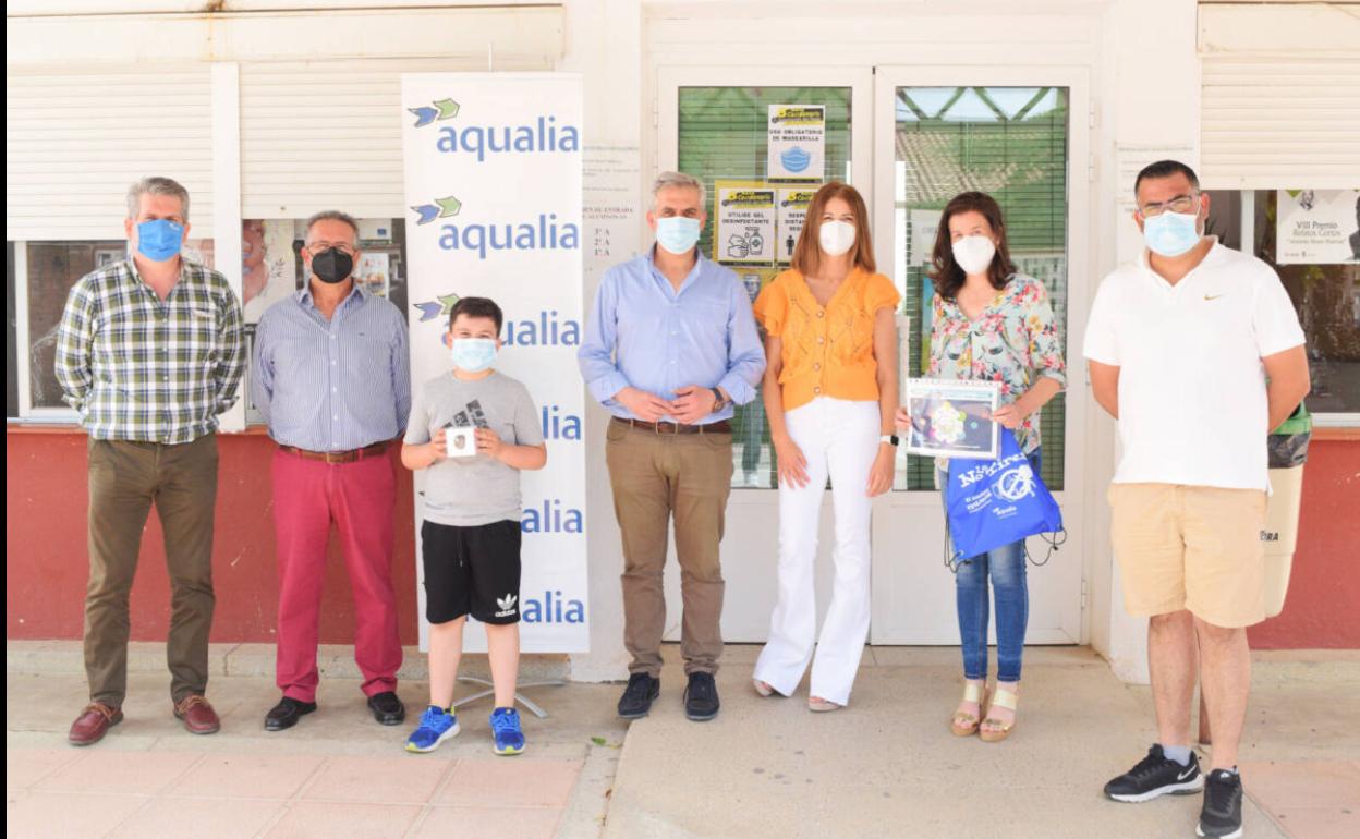 Juan Ramos recibe el premio en la puerta de su colegio. 
