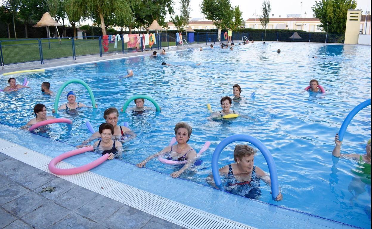 Clases de natación en la piscina de Campanario.
