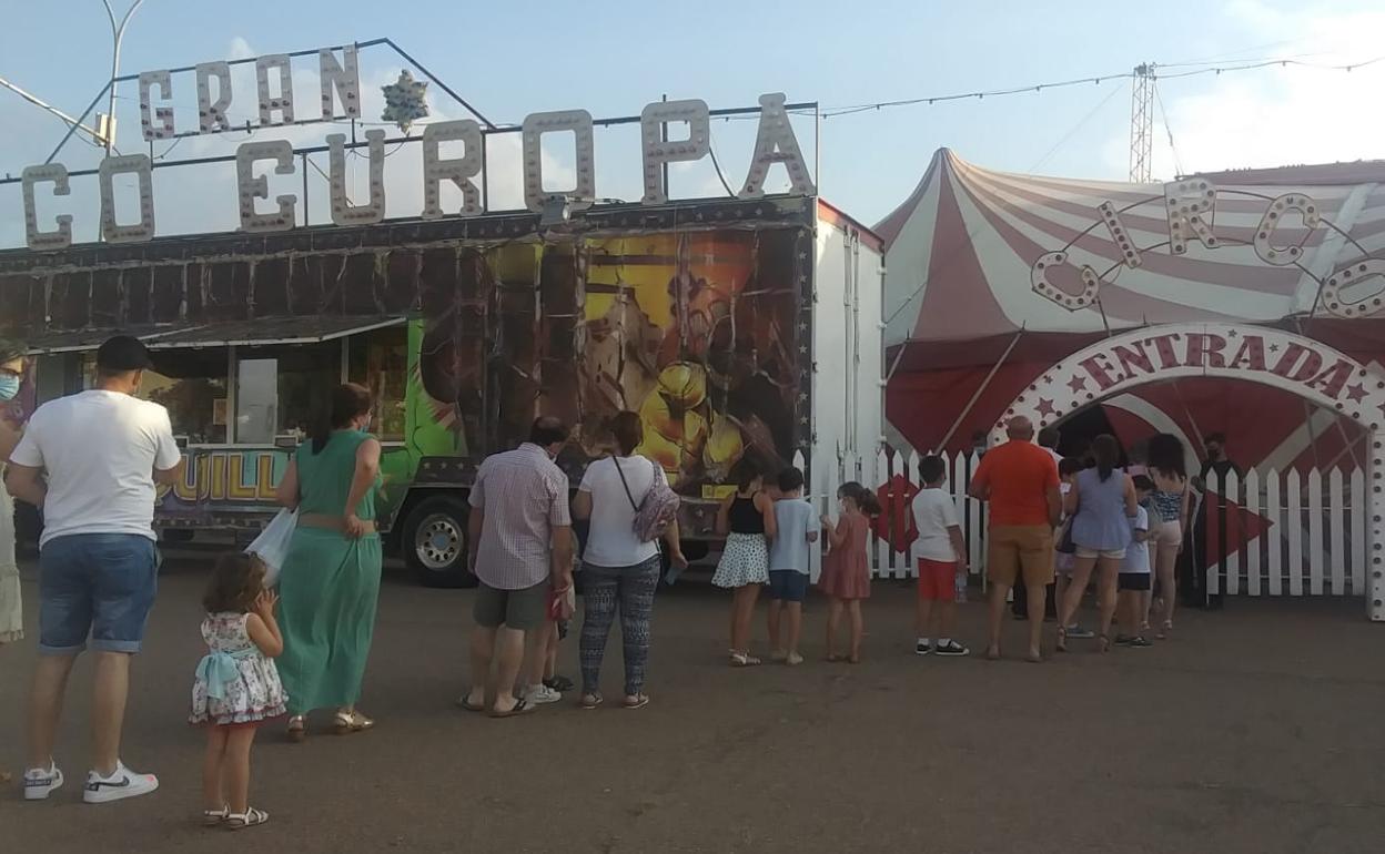 Haciendo cola en el circo antes de la primera función en Campanario. 