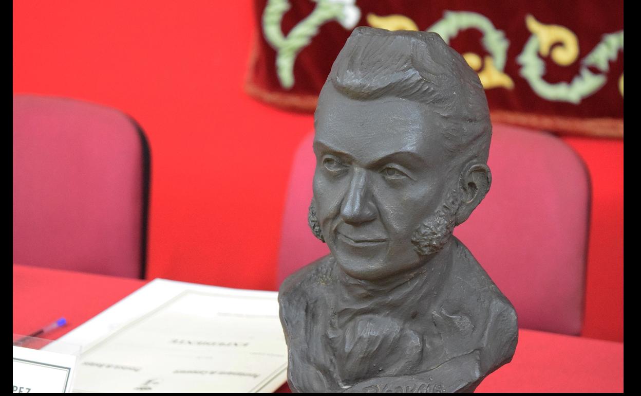 Busto de Bartolomé José Gallardo, que se entrega al premiado. 