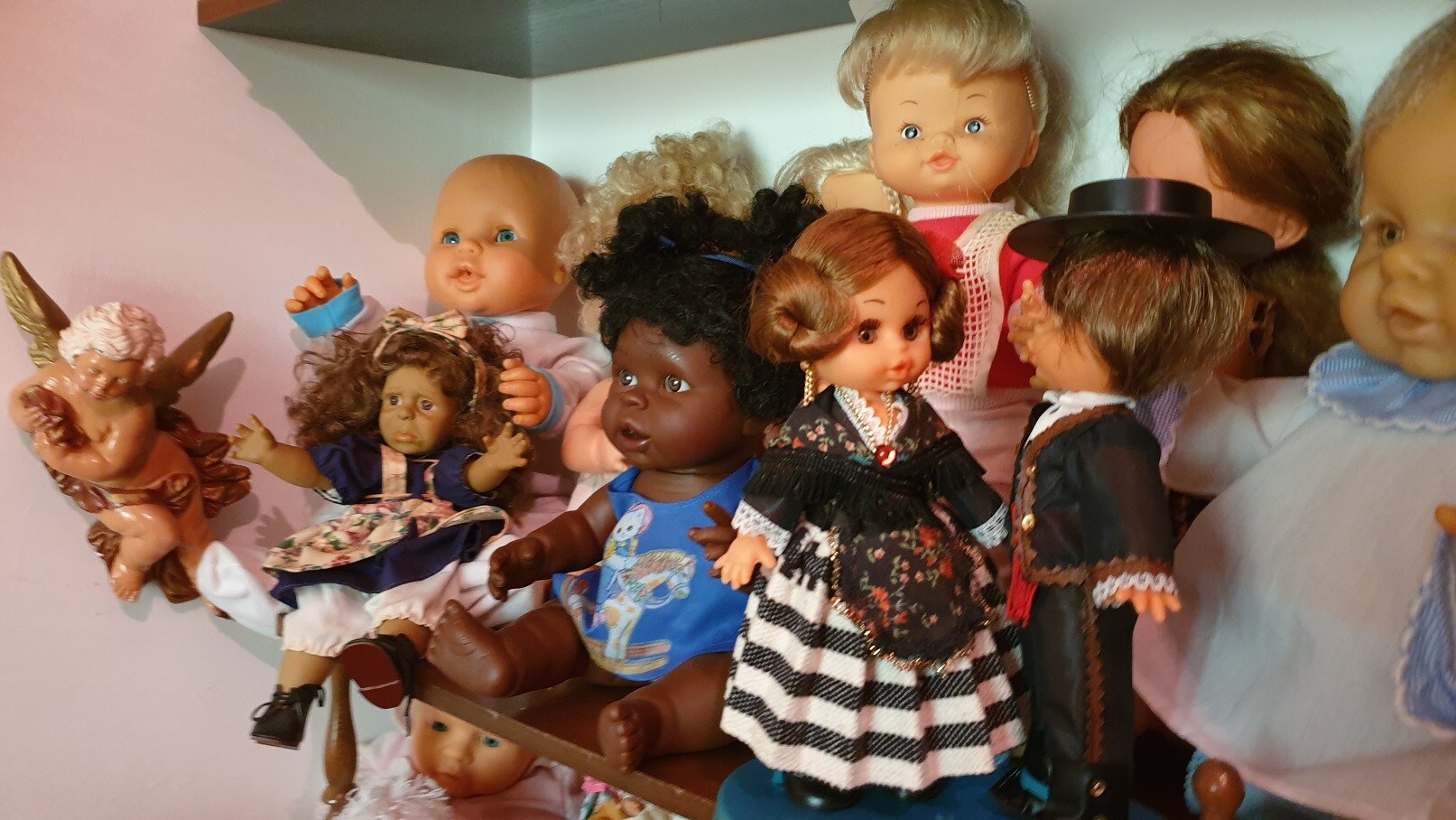 María Gallego cuenta con cerca de 400 muñecas.