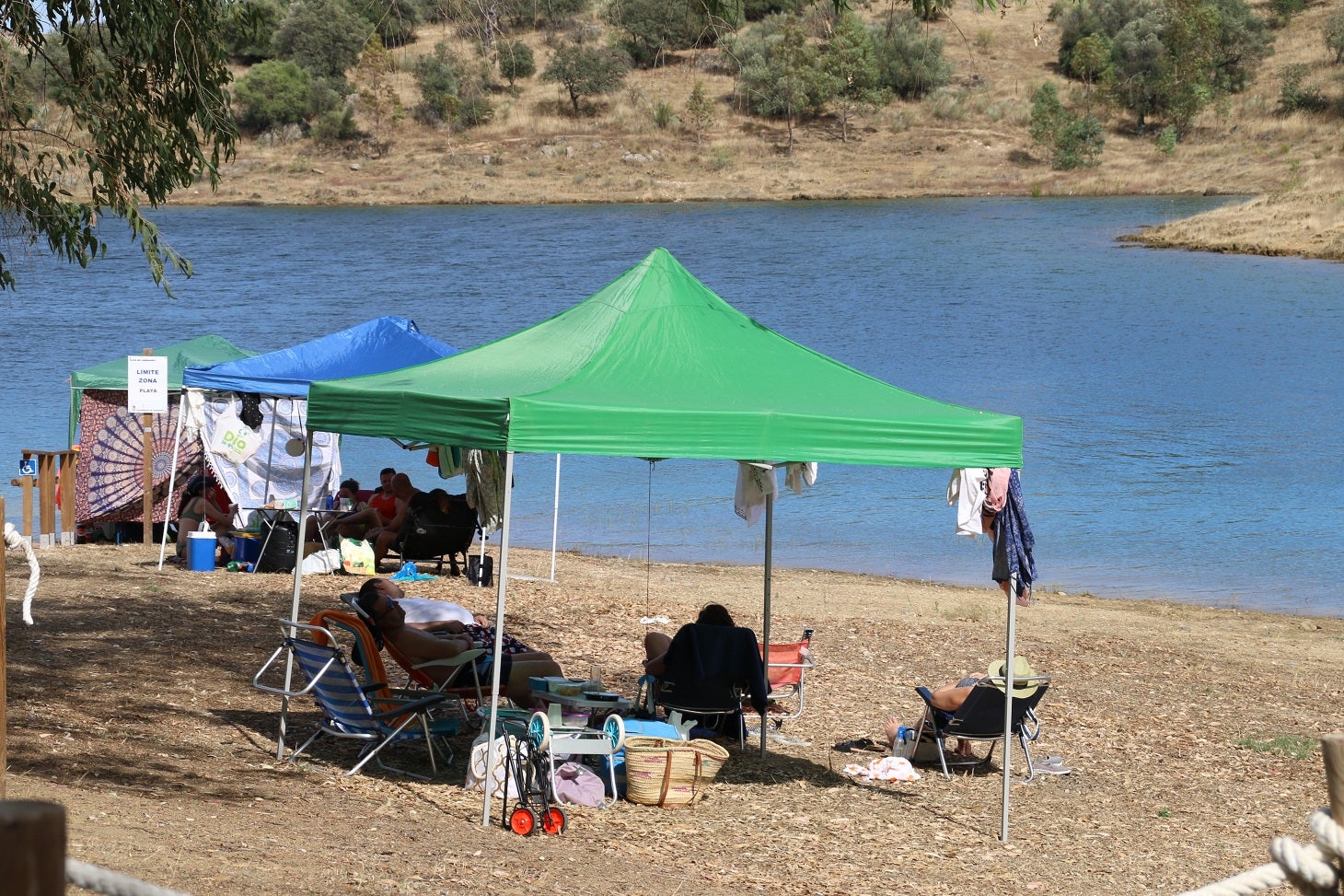 Playa Costa Alegre de Campanario en el Pantano de Orellana. 