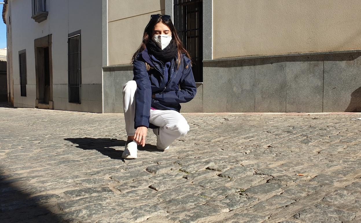 La calle Reyes Hertas presenta numerosos baches en el empedrado. 