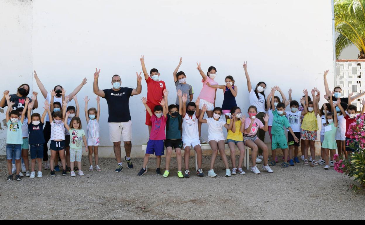 Una treintena de niños disfrutan del campamento de verano