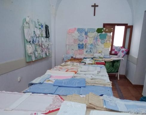 Exposición de bordados en el centro parroquial de Campanario. 
