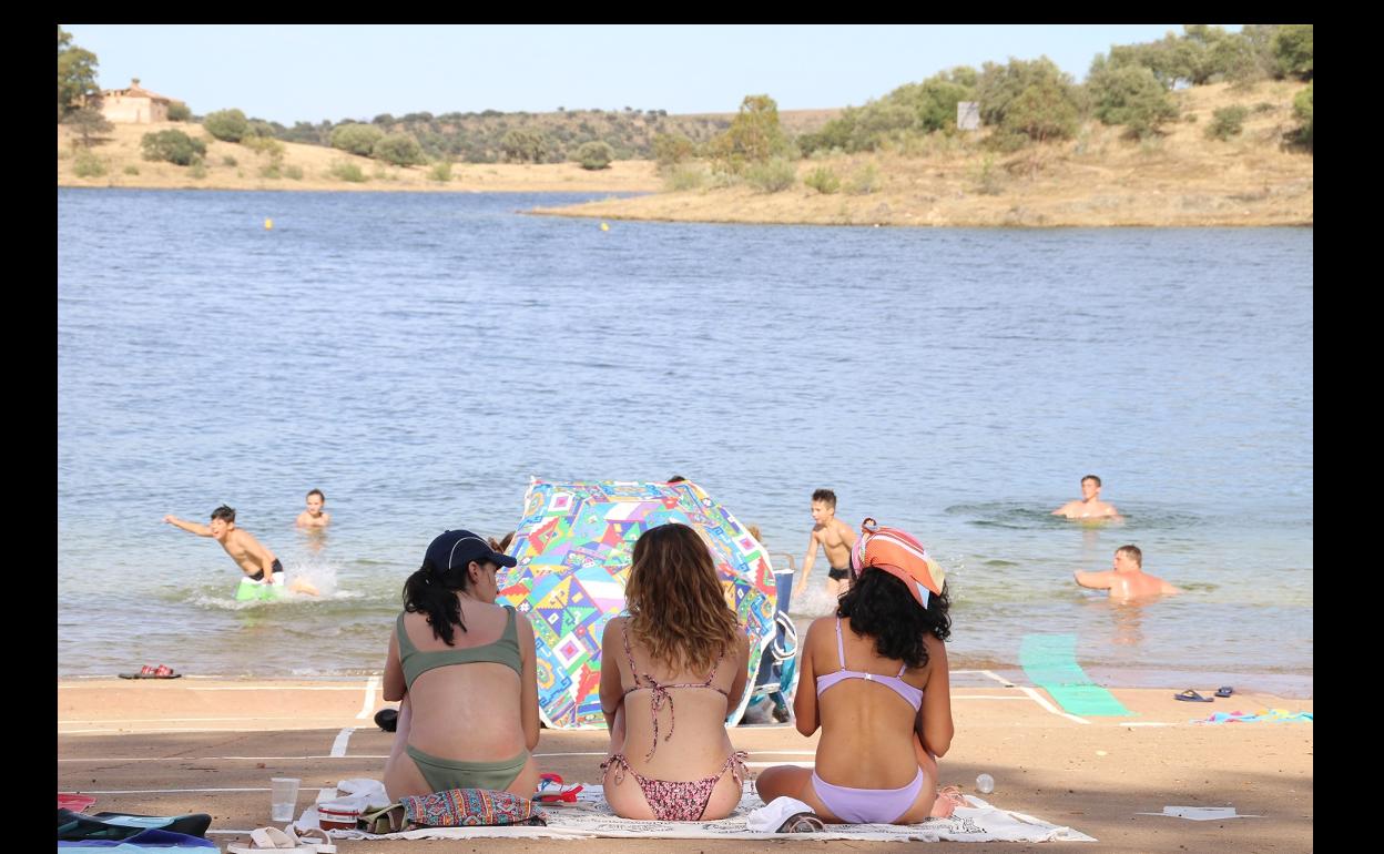 Bañistas en la Playa de Campanario. 