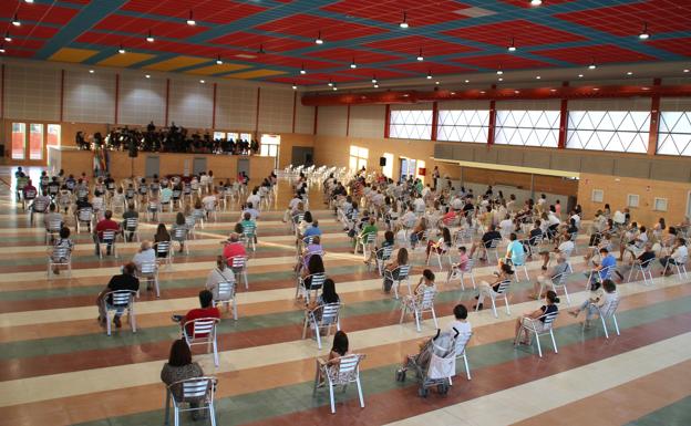 Asistentes a la inauguración del auditorio municipal. 
